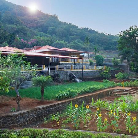 פונה Ekam Lake House By Stayvista With Mountain & Lake Views, Outdoor Jacuzzi, Sauna, Modern Amenities & Kitchen Garden מראה חיצוני תמונה