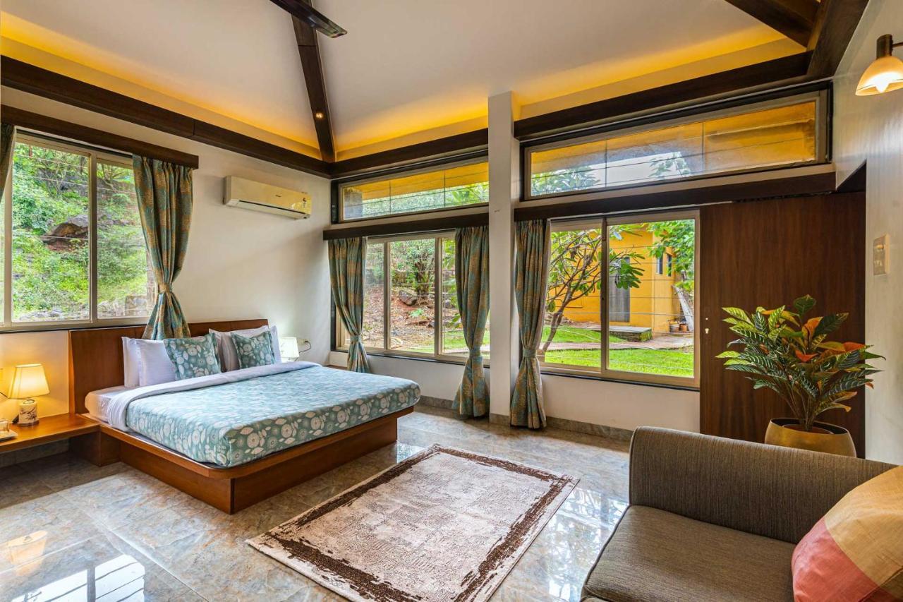 פונה Ekam Lake House By Stayvista With Mountain & Lake Views, Outdoor Jacuzzi, Sauna, Modern Amenities & Kitchen Garden מראה חיצוני תמונה
