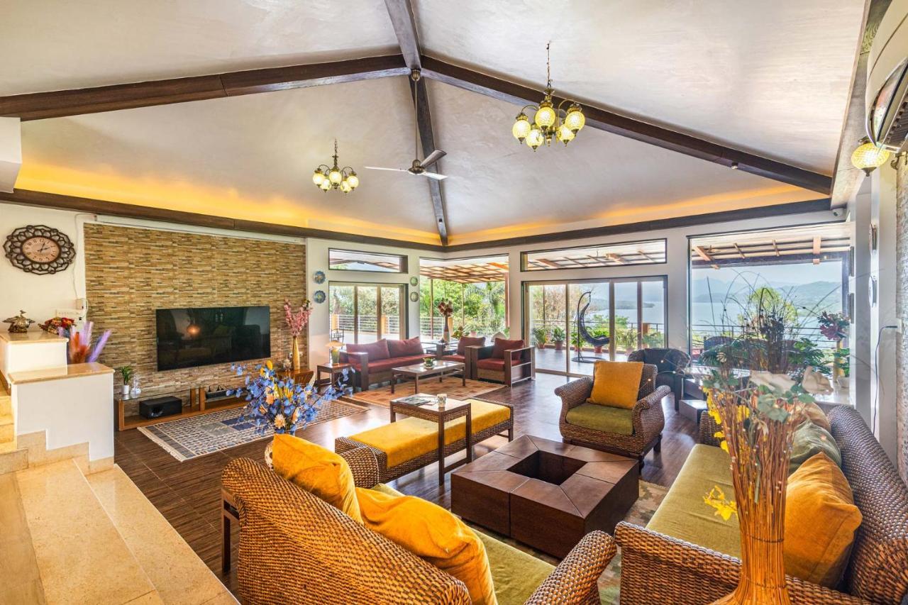 פונה Ekam Lake House By Stayvista With Mountain & Lake Views, Outdoor Jacuzzi, Sauna, Modern Amenities & Kitchen Garden מראה חיצוני תמונה