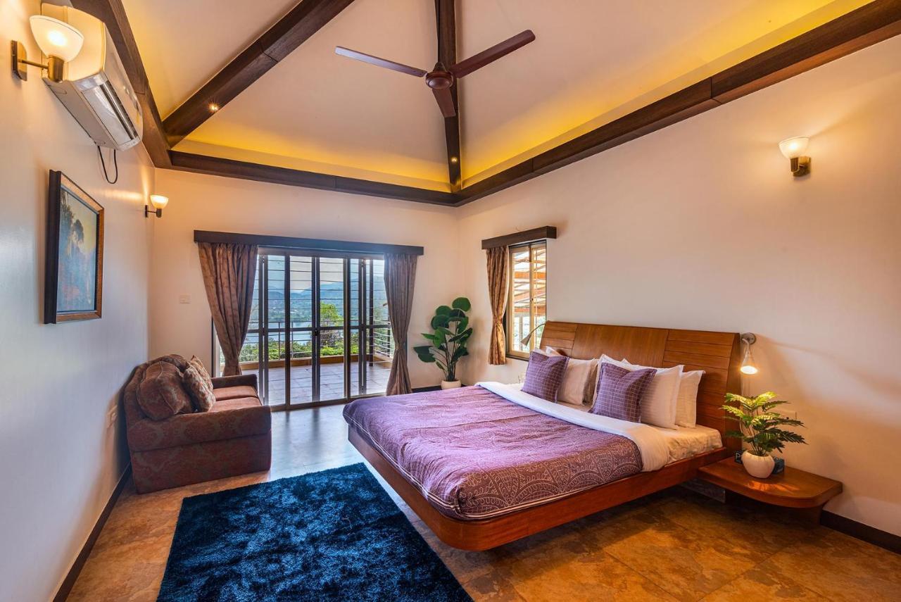 פונה Ekam Lake House By Stayvista With Mountain & Lake Views, Outdoor Jacuzzi, Sauna, Modern Amenities & Kitchen Garden מראה חיצוני תמונה