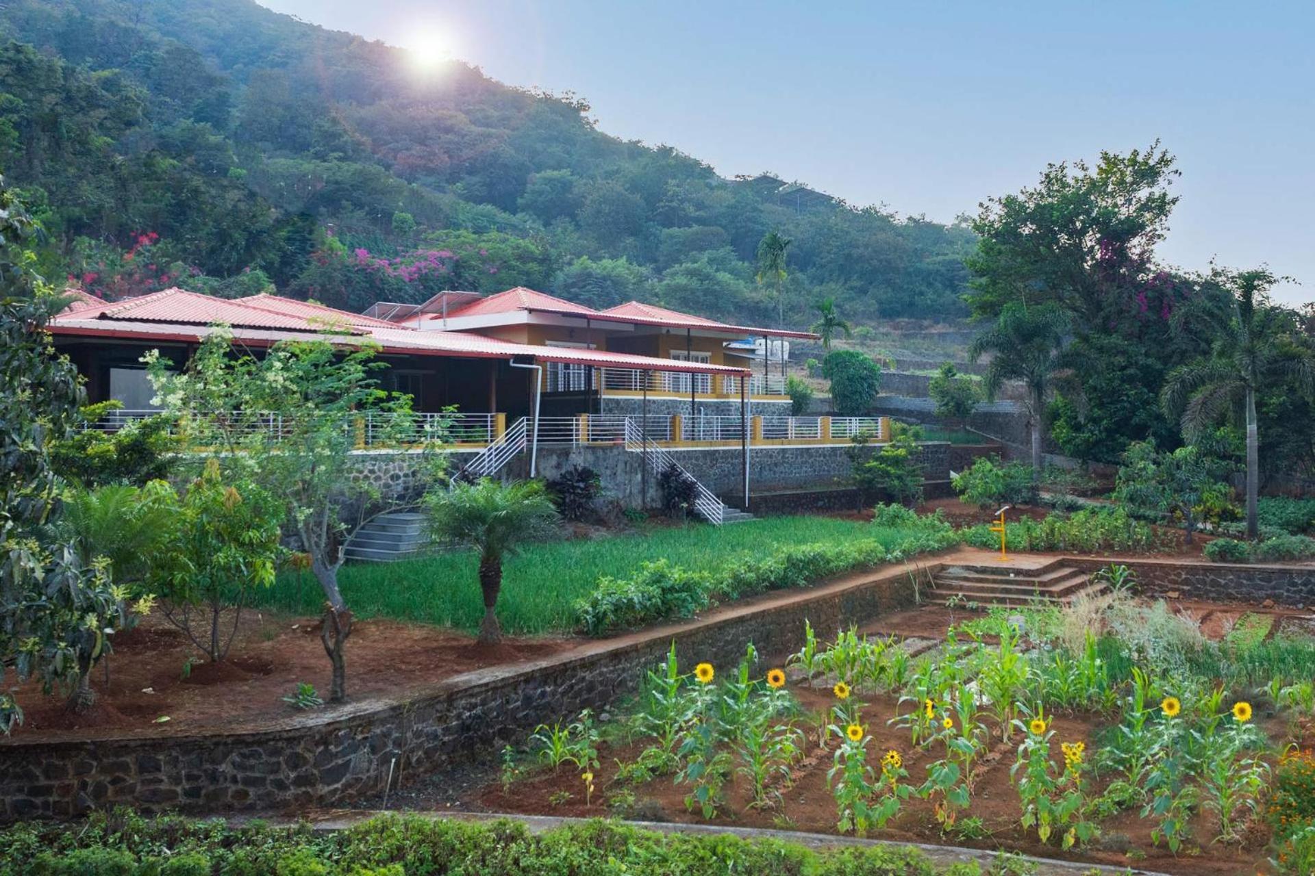 פונה Ekam Lake House By Stayvista With Mountain & Lake Views, Outdoor Jacuzzi, Sauna, Modern Amenities & Kitchen Garden מראה חיצוני תמונה