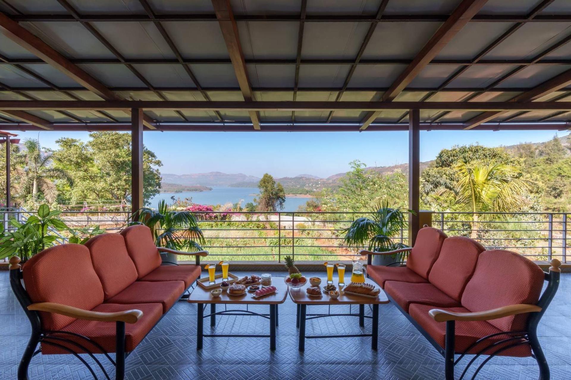 פונה Ekam Lake House By Stayvista With Mountain & Lake Views, Outdoor Jacuzzi, Sauna, Modern Amenities & Kitchen Garden מראה חיצוני תמונה
