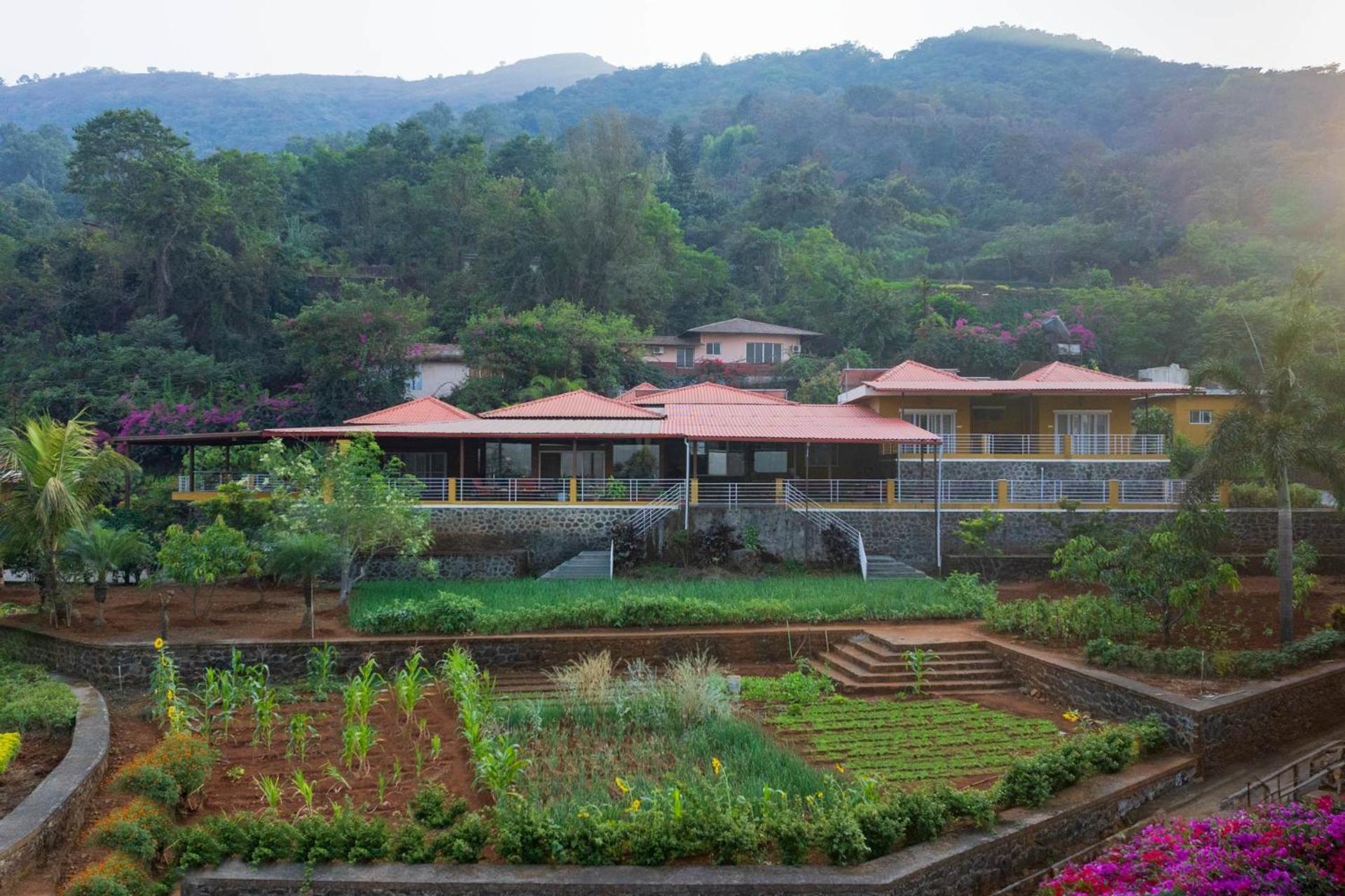 פונה Ekam Lake House By Stayvista With Mountain & Lake Views, Outdoor Jacuzzi, Sauna, Modern Amenities & Kitchen Garden מראה חיצוני תמונה