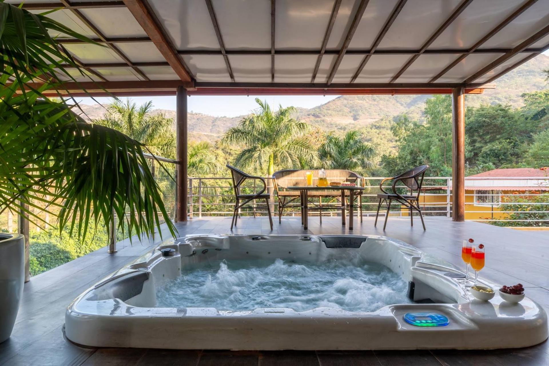 פונה Ekam Lake House By Stayvista With Mountain & Lake Views, Outdoor Jacuzzi, Sauna, Modern Amenities & Kitchen Garden מראה חיצוני תמונה